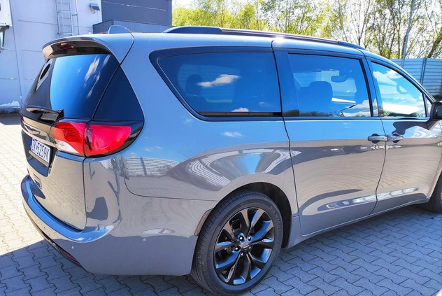 Chrysler Pacifica cena 137900 przebieg: 100000, rok produkcji 2020 z Koszalin małe 667